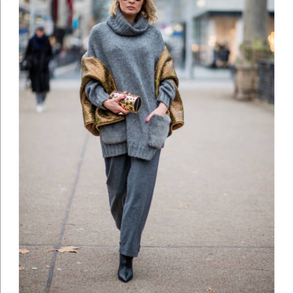 ZARA Oversized Gray Sweater (S) With Fur Pockets